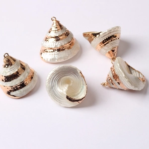 Détail de breloques en coquillage naturel avec placage doré et spirale pour bijoux DIY
