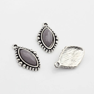 Vintage-Silberanhänger für DIY-Schmuck mit grauem Harzinlay und Perlenrand im Detail