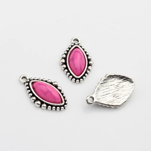 Makroansicht der Vintage Silber Blumenanhänger mit rosa Stein für DIY Schmuck