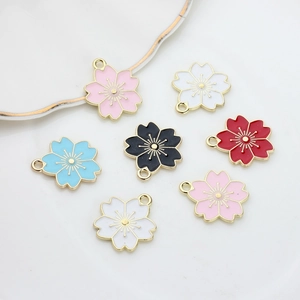Set aus sieben bunten Emaille Kirschblüten Anhängern mit goldenen Blumenanhängern
