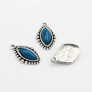 Details von Vintage-Marquise-Resin-Anhängern mit Perlenrand und gebürsteter Metallstruktur