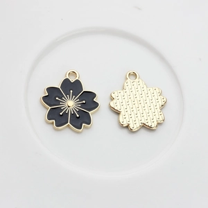 Details von Kirschblüten-Anhängern aus schwarzer Emaille mit goldener Rückseite für Schmuck