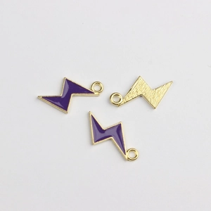 Détails de breloques éclair en émail violet avec finition dorée et anneaux de suspension