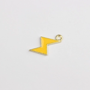 Détail d'un pendentif éclair jaune avec bordure dorée en alliage de zinc pour bijoux DIY