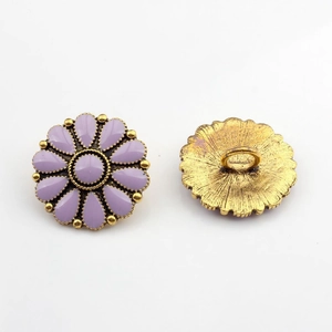 Détail de boutons marguerites violets en alliage de zinc vintage avec bords dorés DIY