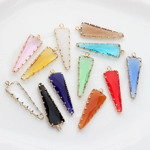 Set de 12 colgantes triangulares de cristal de colores con borde de metal dorado