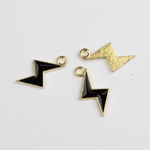 Détail des pendentifs éclair avec face en émail noir et dos en métal doré brillant