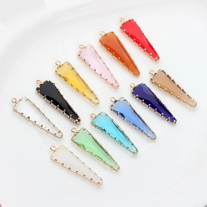 Set de 11 colgantes triangulares de cristal facetado en varios colores con engaste dorado