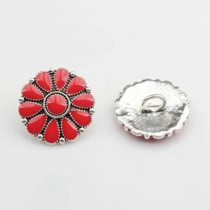 Détails recto et verso d'un bouton marguerite rouge en alliage pour bijoux DIY