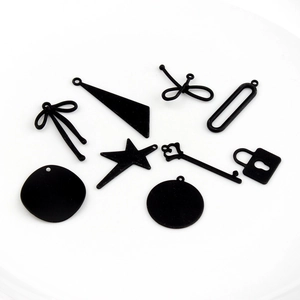 Variété de pendentifs géométriques noir mat pour bijoux DIY incluant étoiles et clés