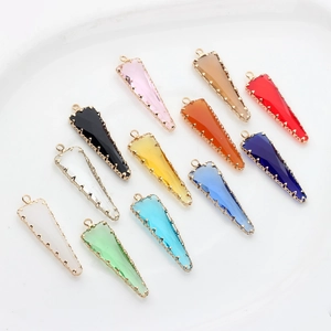 Colgantes triangulares de vidrio de colores con borde dorado dentado y anilla