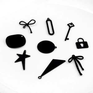 Pendentifs géométriques noirs mats pour bijoux DIY avec formes d'étoile et de clé