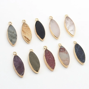 Gedetailleerde set marquise-vormige natuurstenen hangers met vergulde metalen rand voor DIY