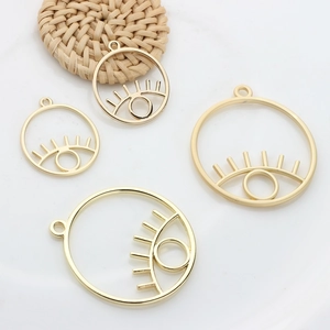 Lot de breloques dorées en forme d'yeux évidés de tailles variées pour bijoux