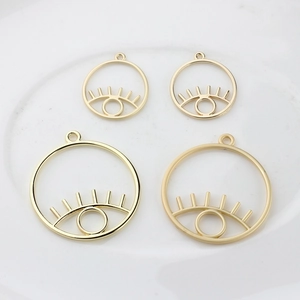 Pendentifs yeux évidés dorés pour création bijoux, deux tailles avec cils radiants