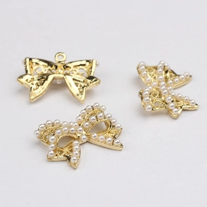 Tres colgantes de lazo dorado con perlas para la creación de joyas y pendientes DIY