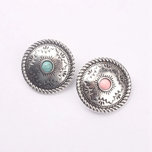 Orecchini vintage in lega argentata con pietre di resina turchese e rosa stile boho