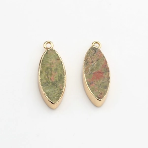 Macro-opname van natuurlijke unakite marquise hangers met goudvergulde randen
