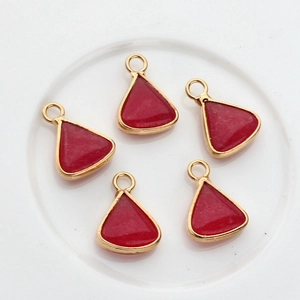 Set di 5 ciondoli a triangolo rosso con bordo dorato per la creazione di gioielli fai da te