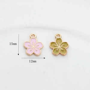 Ciondoli a fiore di ciliegio in lega dorata rosa e verde per creazione di gioielli DIY