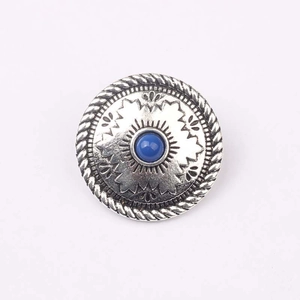 Dettaglio di un bottone vintage in lega argento antico con pietra in resina blu turchese