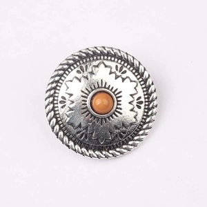 Dettaglio del concho vintage in argento con resina ambrata per gioielli fai-da-te