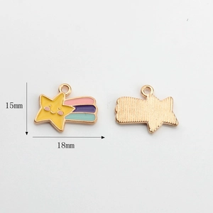 Detailweergave van gele ster regenboog hanger met afmetingen van 18 mm x 15 mm