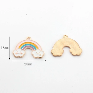 Detailoverzicht voor- en achterkant van 25mm regenboogbedels met wolken voor sieraden