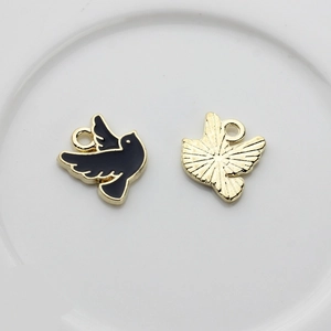 Détails de pendentifs oiseaux en émail noir et alliage doré avec dos texturé