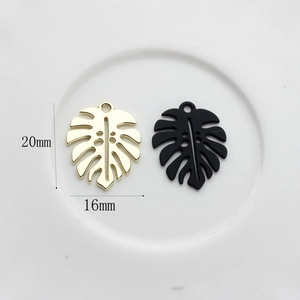 Κρεμαστά φύλλα Monstera 20mm σε χρυσό και μαύρο ματ για κατασκευή χειροποίητων κοσμημάτων