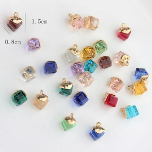 Set bunte 8mm Würfel-Kristallanhänger mit Goldkappen für DIY Schmuckherstellung