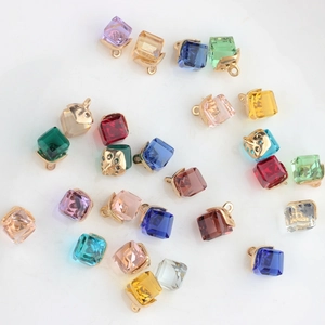 Bunte 8mm Kristallwürfel Anhänger mit vergoldeten Ösen für DIY-Schmuckherstellung