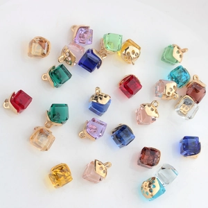 8mm bunte Kristallwürfel-Anhänger mit goldener Metallöse für DIY-Schmuckherstellung