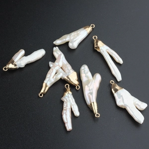 Pendenti in perle barocche naturali a forma di ramo con ganci in metallo dorato