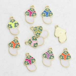 Colgantes de champiñón en esmalte de colores con patrones florales y aros dorados