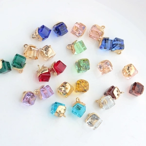 Bunte 8mm Kristallwürfel-Anhänger mit goldenen Kappen für DIY-Schmuckherstellung