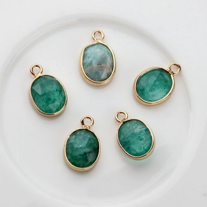 Detalle de cinco colgantes de piedra verde ovalados con borde dorado para joyas DIY