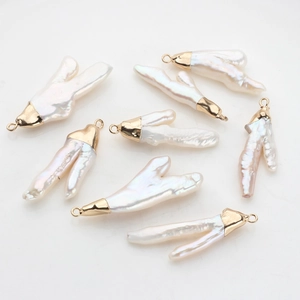 Set di otto ciondoli in perle d'acqua dolce barocche con cappucci in metallo dorato per DIY