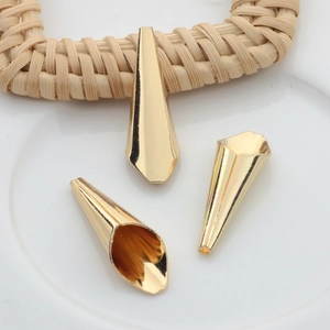 Vue détaillée de calottes de perles dorées en forme de fleur pour bijoux DIY