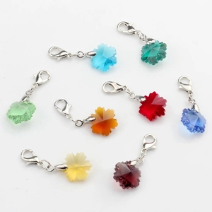 Set aus 8 bunten 14mm Kristall-Schneeflocken-Anhängern mit Karabinerverschluss für DIY Schmuck