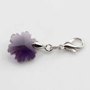 Detailansicht eines lila Blumen-Kristallanhängers mit silbernem Karabiner für DIY-Schmuck