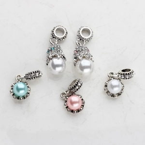 Detalle de dijes de perlas con cristales para pulseras y collares personalizados