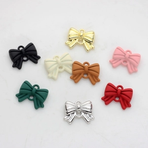 Set de 8 colgantes de lazo coloridos con anillas dobles para joyería DIY y pendientes