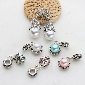 Detalle de abalorios DIY con perlas artificiales de colores y cuentas de aleación de plata