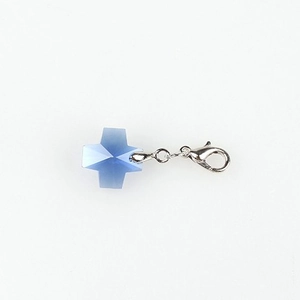 Nahaufnahme von hellblauem Kristall-Kreuzanhänger mit silbernem Karabiner für DIY-Schmuck