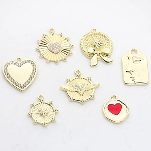 Selectie gouden bedeltjes voor DIY sieraden met hart-, ster- en hoedmotieven van metaal