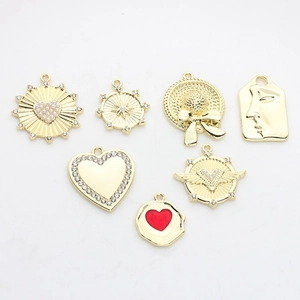 Set van zeven gouden hart- en sterbedeltjes met parels en strass voor DIY-sieraden
