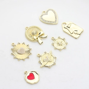 Collectie gouden hangers met strasstenen en parels voor DIY-sieraden en accessoires