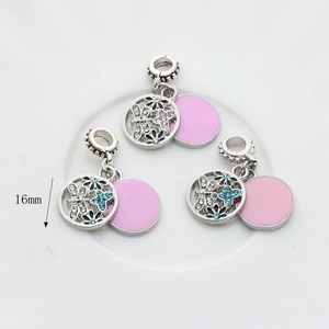 Pendente farfalla e fiori in argento 925 con disco smaltato rosa da 16mm e cristalli blu
