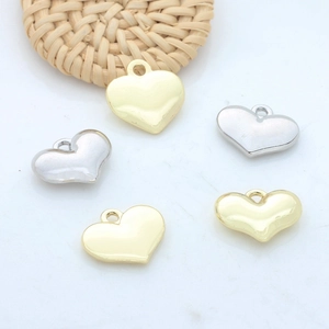 Colgantes de corazón en aleación pulida oro y plata para creación de joyería artesanal